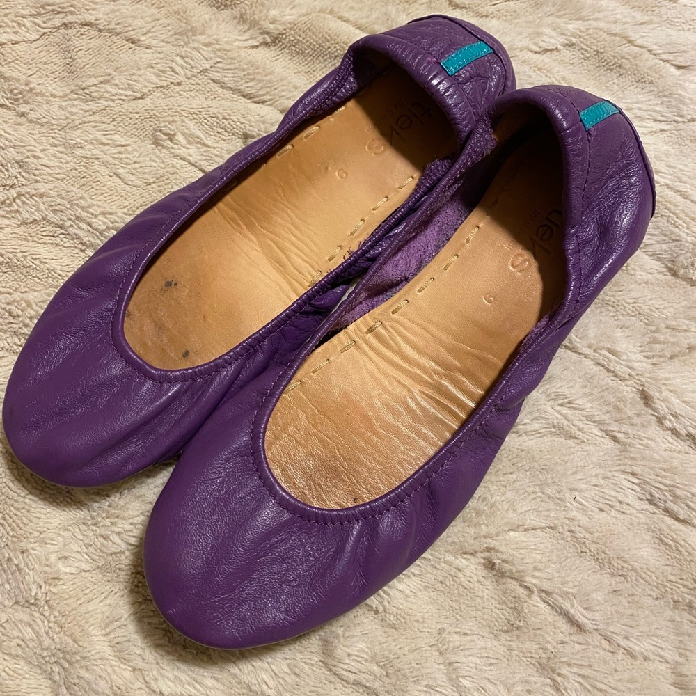 Lilac Tieks, 9 good used condition. Comes with box/bag, no flower. No scuffs.